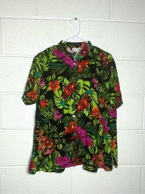 < Clio II Vibrant Tropical Hawaiian Floral Pattern Button Down >